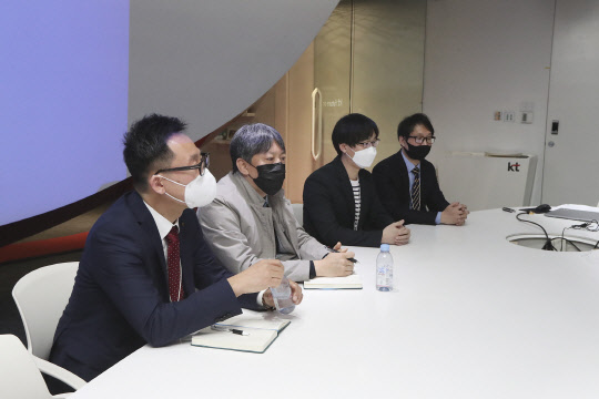 김형수(맨 왼쪽부터) KT 인프라연구소 팀장, 정제민 팀장, 신정환 박사, 이경운 박사가 KT가 추진하고 있는 양자 암호통신 표준화 전략에 대해 설명하고 있다.  KT 제공